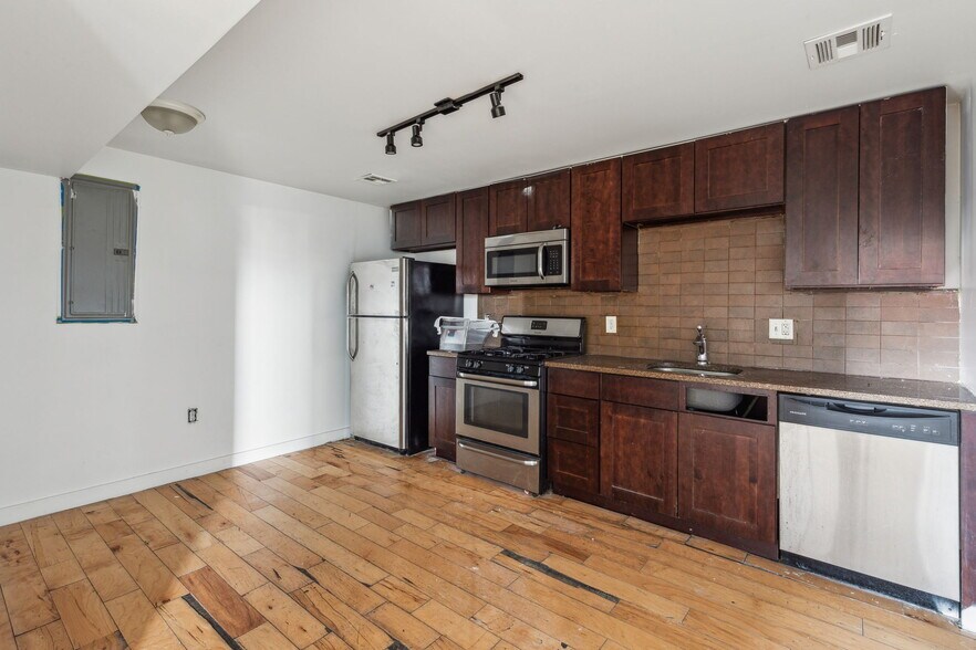 More Photos Of 3475 Collins St, Philadelphia Warehouse For Lease