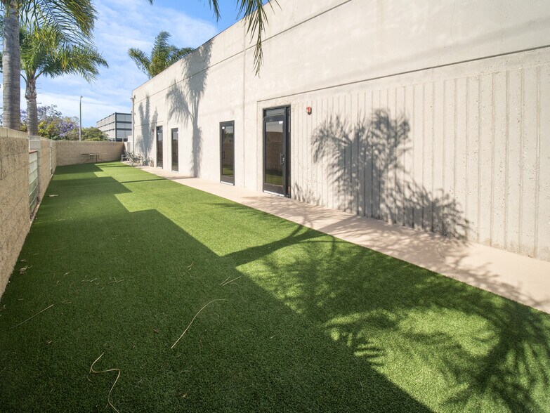 More Photos Of 2350-2400 S Central Ave, Compton Warehouse For Lease