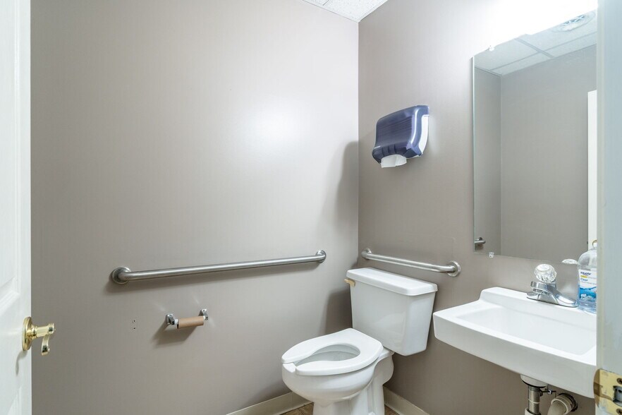 More Photos Of 1600 N Coalter St, Staunton Office For Lease