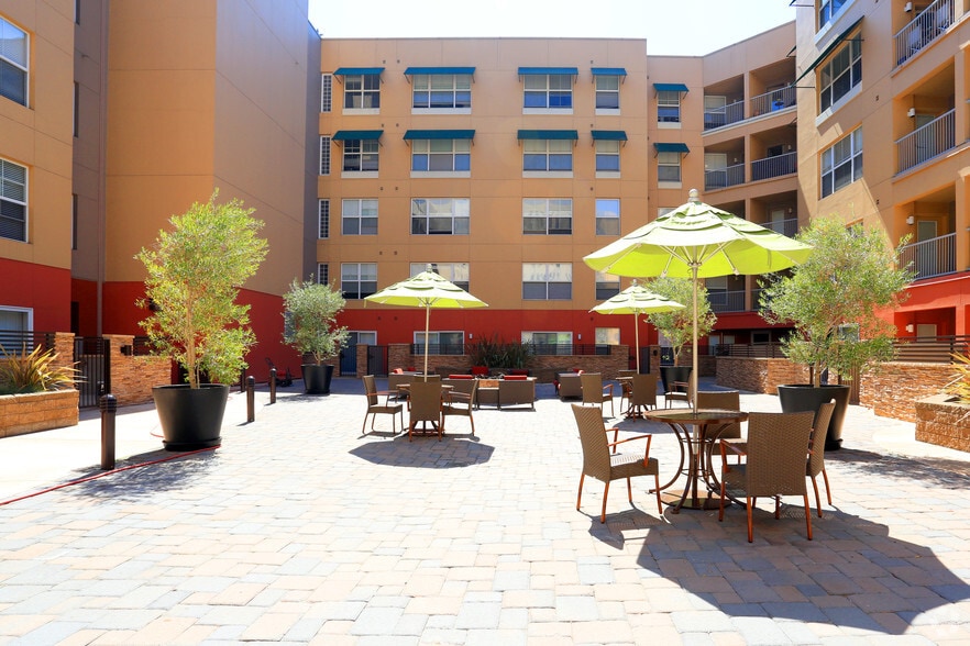 More Photos Of 992-998 4th St, San Rafael Unknown For Lease