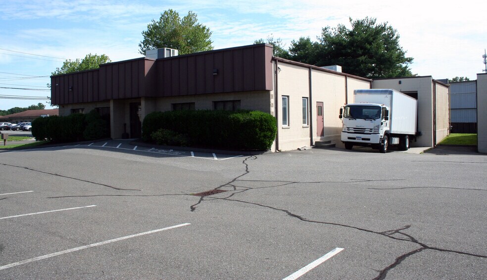 More Photos Of 107-109 Research Dr, Milford Warehouse For Lease