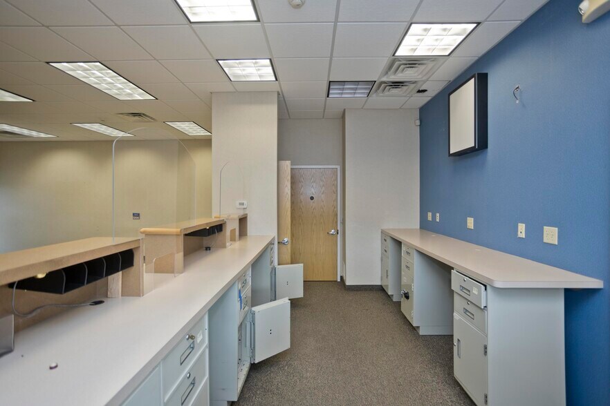 More Photos Of 422 Main St, Easthampton Freestanding For Lease