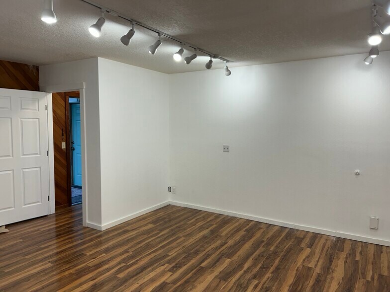 More Photos Of 1824 NE Division St, Bend General Retail For Lease