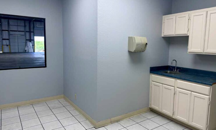 More Photos Of 310 Union Pacific Blvd, Laredo Warehouse For Lease