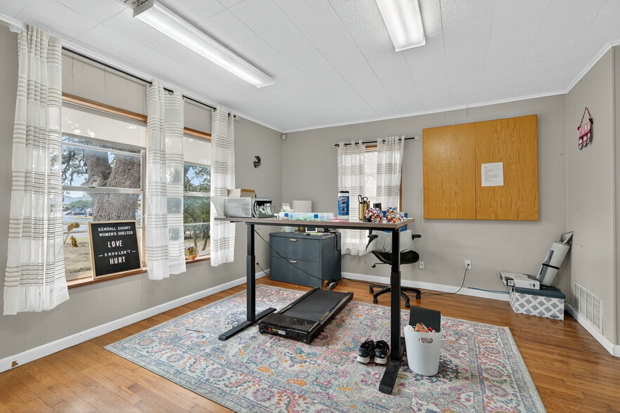 More Photos Of 930 N School St, Boerne Office For Sale