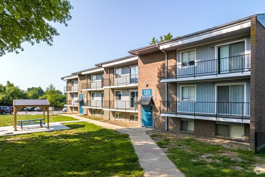 Primary Photo Of 108 NW 63rd St, Kansas City Apartments For Sale