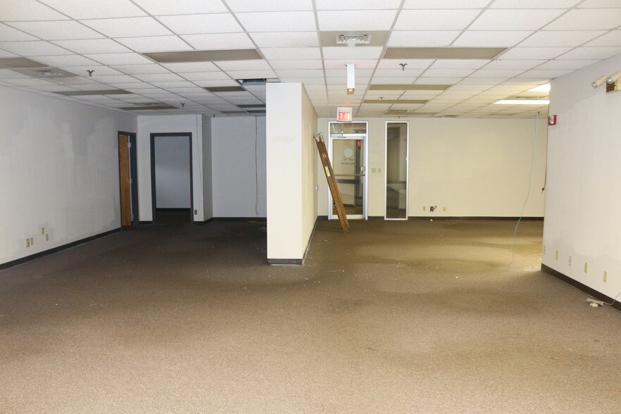 More Photos Of 300 W Jefferson St, Springfield Office For Lease