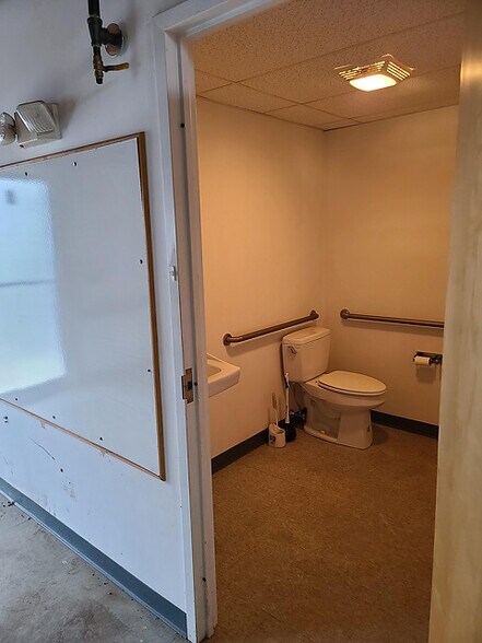 More Photos Of 5 Katie Marie Dr, Bourne Warehouse For Lease