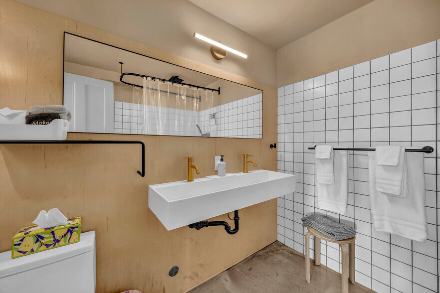 More Photos Of 118 S 4th St, Wilmington Hospitality For Sale