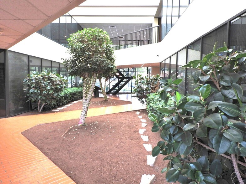 More Photos Of 13313 Southwest Fwy, Sugar Land Office Residential For Lease