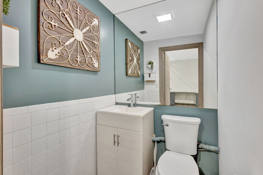 More Photos Of 228 Hibiscus St, Jupiter Light Manufacturing For Sale