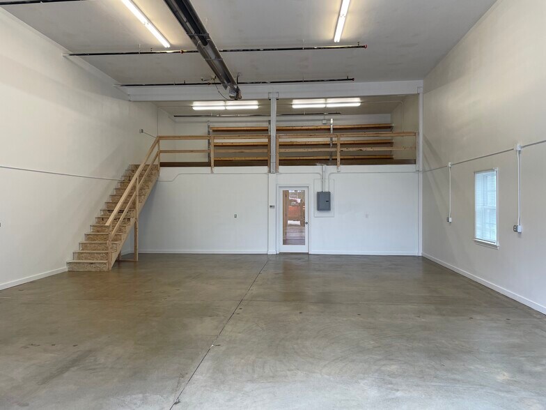More Photos Of 406 Dow Hwy, Eliot Warehouse For Lease