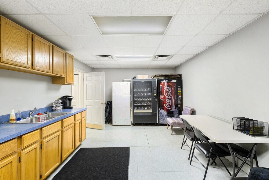 More Photos Of 2170 Lavelle Rd, Flint Flex For Sale