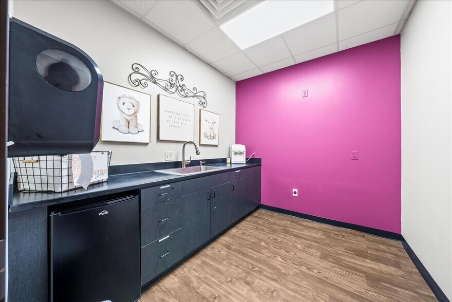 More Photos Of 106 E Princeton Dr, Princeton Storefront Retail Office For Sale