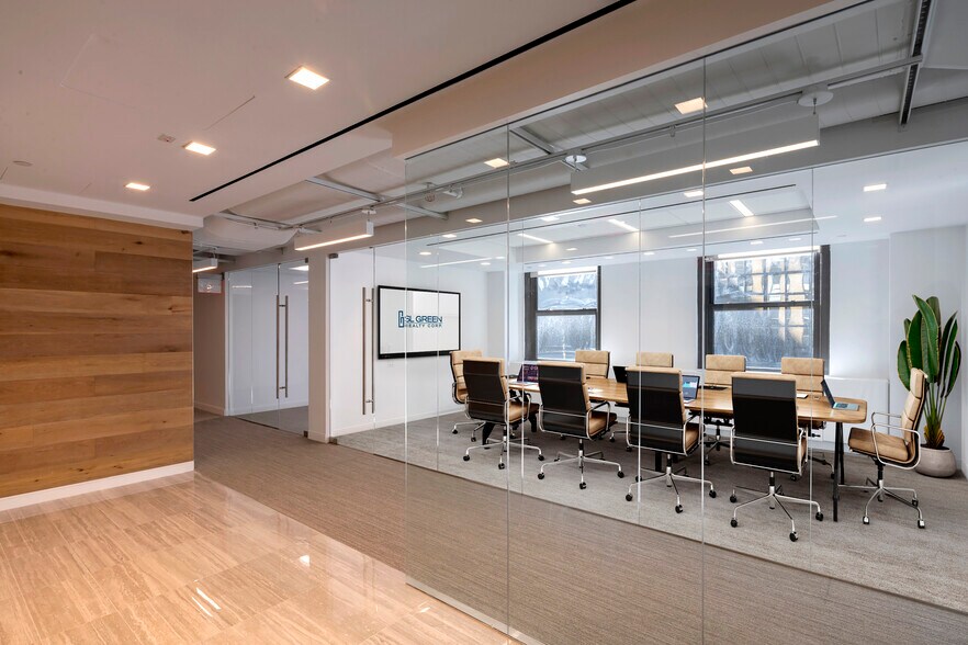 More Photos Of 420 Lexington Ave, New York Coworking Space