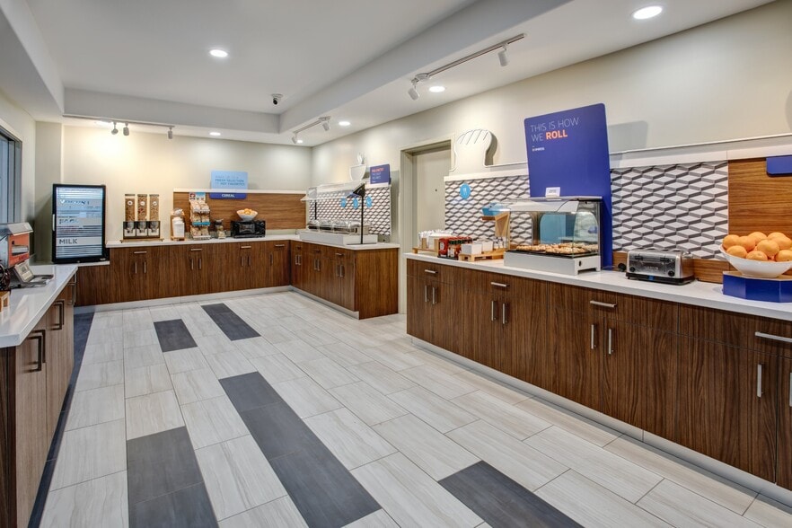 More Photos Of 21010 Katy Fwy, Katy Hotel For Sale