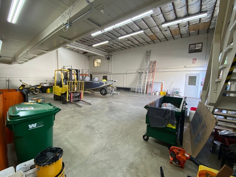 More Photos Of 2312-2330 SE Clatsop St, Portland Warehouse For Lease