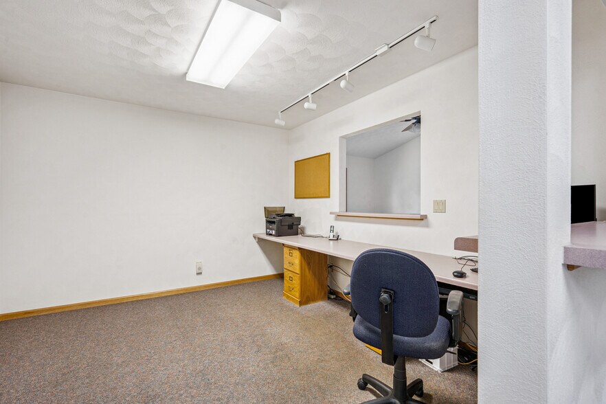 More Photos Of 219 N Canal St, Annawan Office For Sale