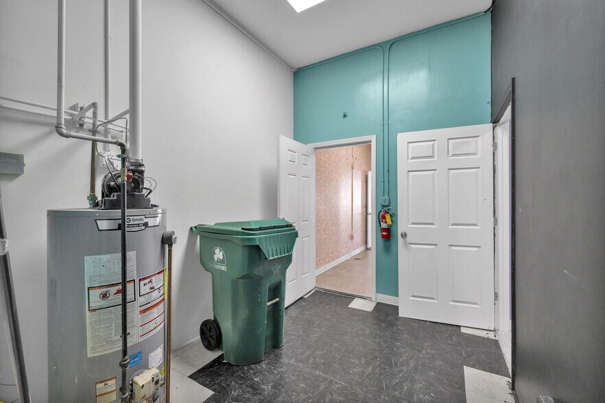 More Photos Of 16906 E Nine Mile Rd, Eastpointe Storefront For Sale