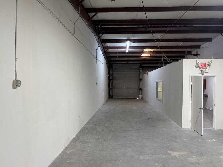 More Photos Of 38-40 Wilson Rd, Humble Unknown For Lease