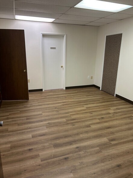 More Photos Of 15 Prestbury Sq, Newark Office For Lease