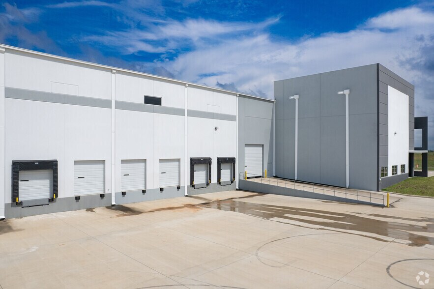 More Photos Of 2062 Woods Road, Brookshire Warehouse For Lease