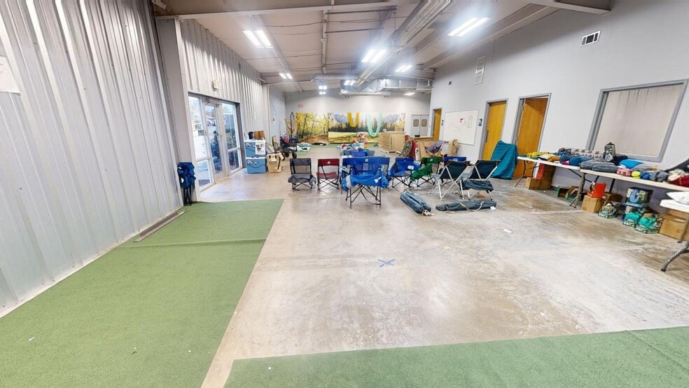 More Photos Of 908 SE 21st St, Bentonville Showroom For Lease