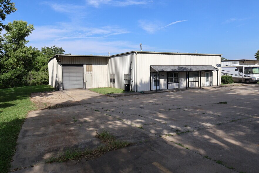 More Photos Of 305 NW Locust Ct, Oak Grove Warehouse For Lease
