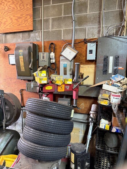 More Photos Of 1529 E Philadelphia Ave, Gilbertsville Auto Repair For Sale