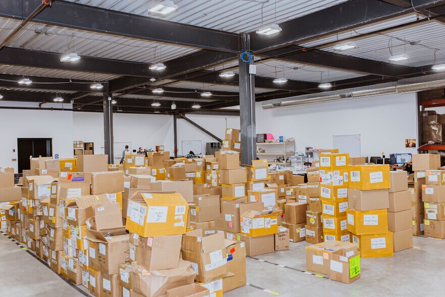 More Photos Of 1374 American Way, Payson Showroom For Sale