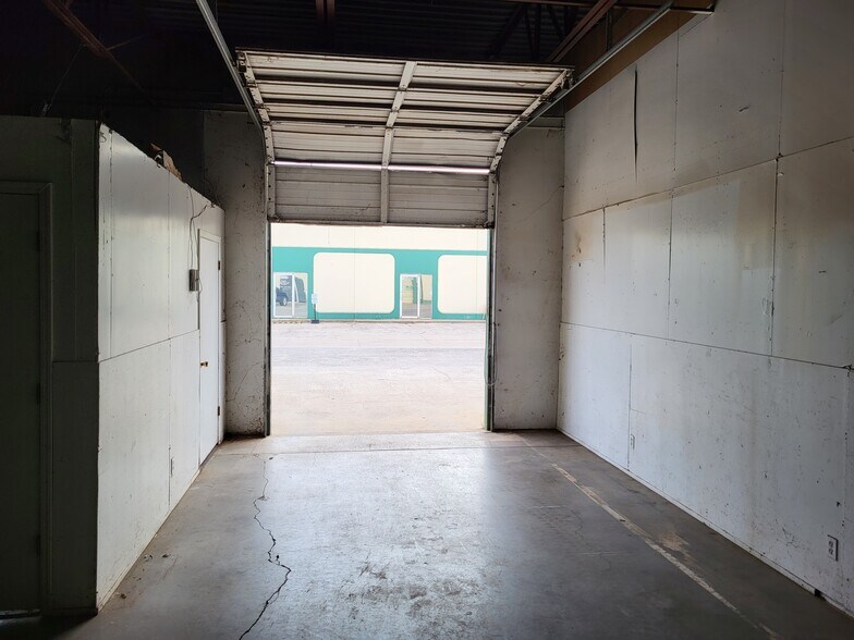 More Photos Of 7112 NW Melrose Ln, Oklahoma City Manufacturing For Lease