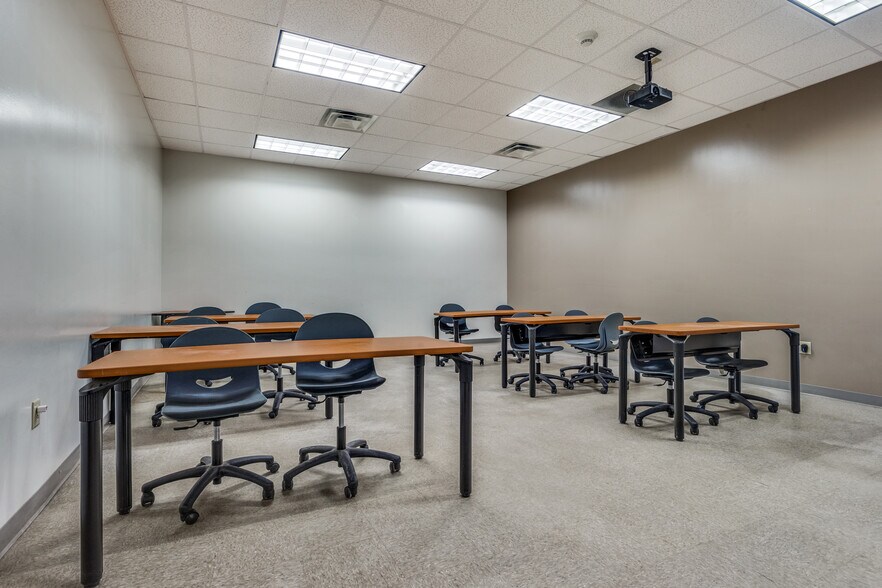 More Photos Of 1910 Pendleton Dr, Garland Flex For Lease