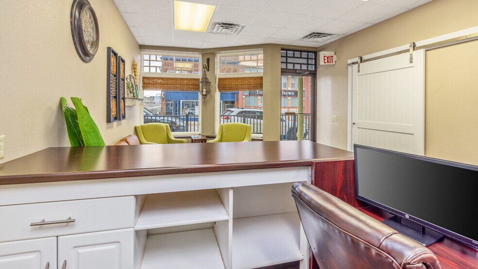 More Photos Of 206-216 E Ludington St, Iron Mountain Medical For Sale