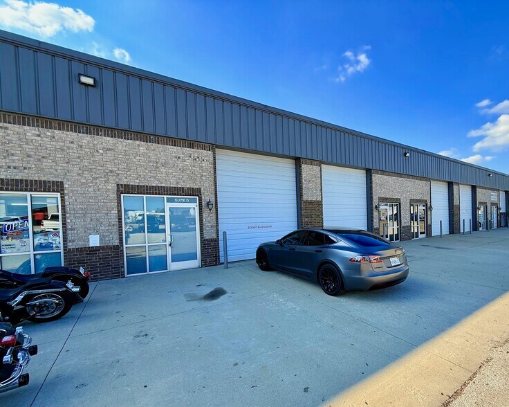 More Photos Of 4103 W Sunshine St, Springfield Warehouse For Lease