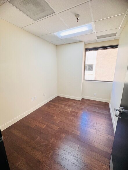 More Photos Of 21731 Ventura Blvd, Woodland Hills Medical For Lease