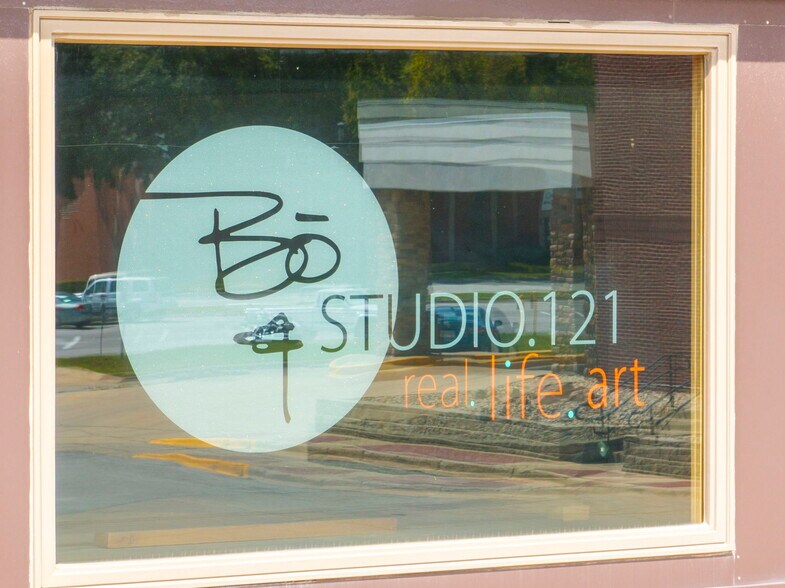 More Photos Of 121 E Bremer Ave, Waverly General Retail For Sale