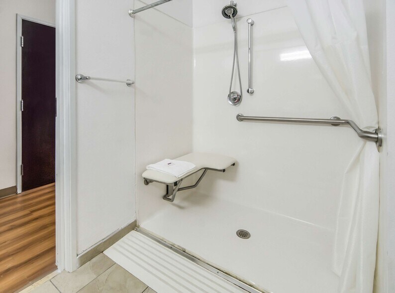 More Photos Of 1720 W Henderson St, Cleburne Hotel For Sale