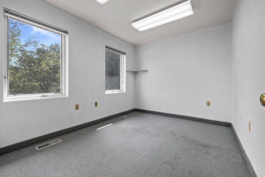 More Photos Of 5875-5881 Allentown Rd, Suitland Office For Sale