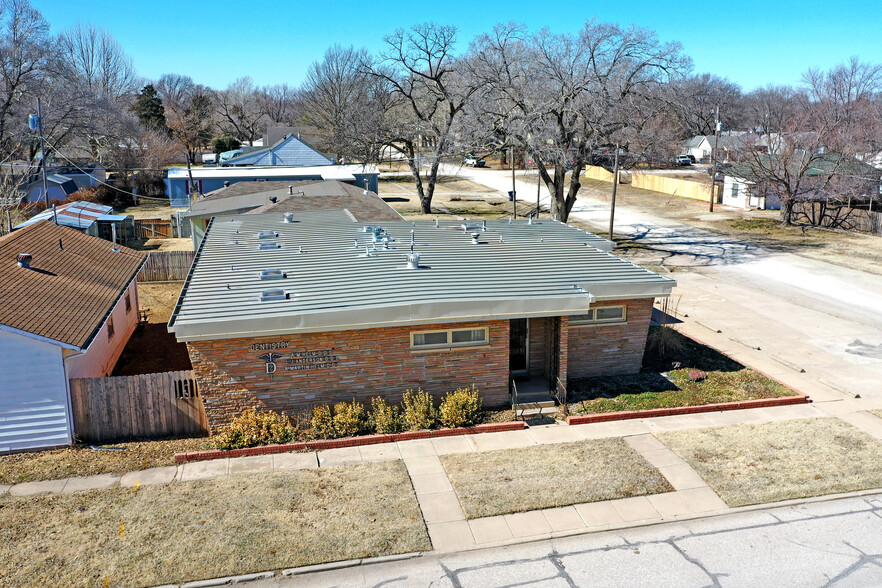 Primary Photo Of 429 N Linden St, Belle Plaine Medical For Lease