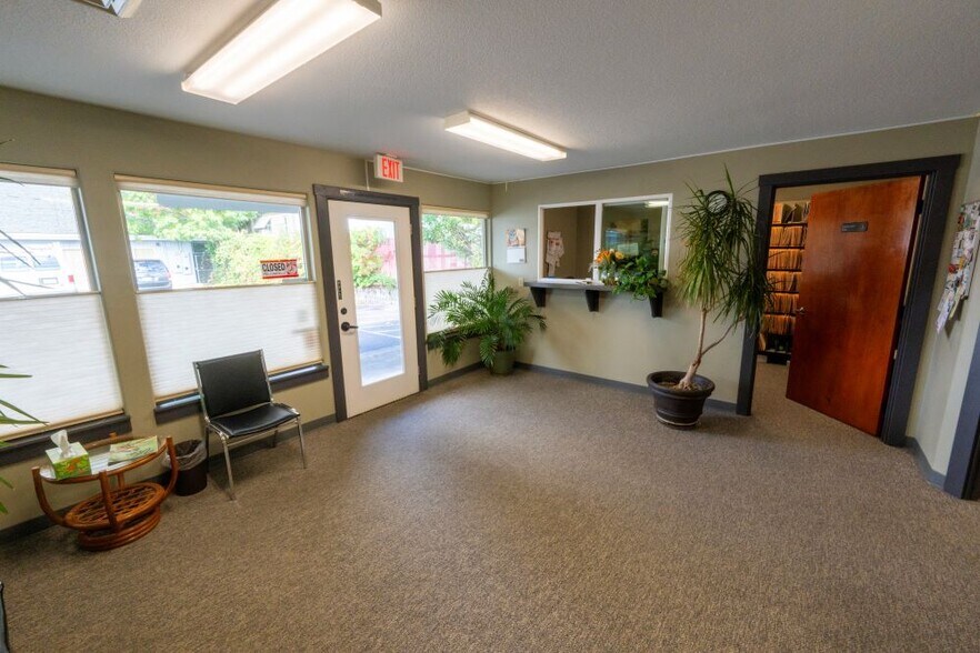 More Photos Of 8859-8863 SW Commercial St, Tigard Office For Sale