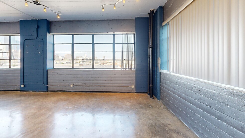 More Photos Of 530 E 8th St, Los Angeles Showroom For Lease