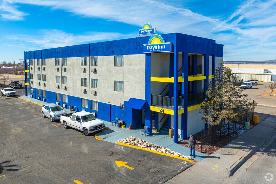 Primary Photo Of 1520 Candelaria Rd NE, Albuquerque Hotel For Sale