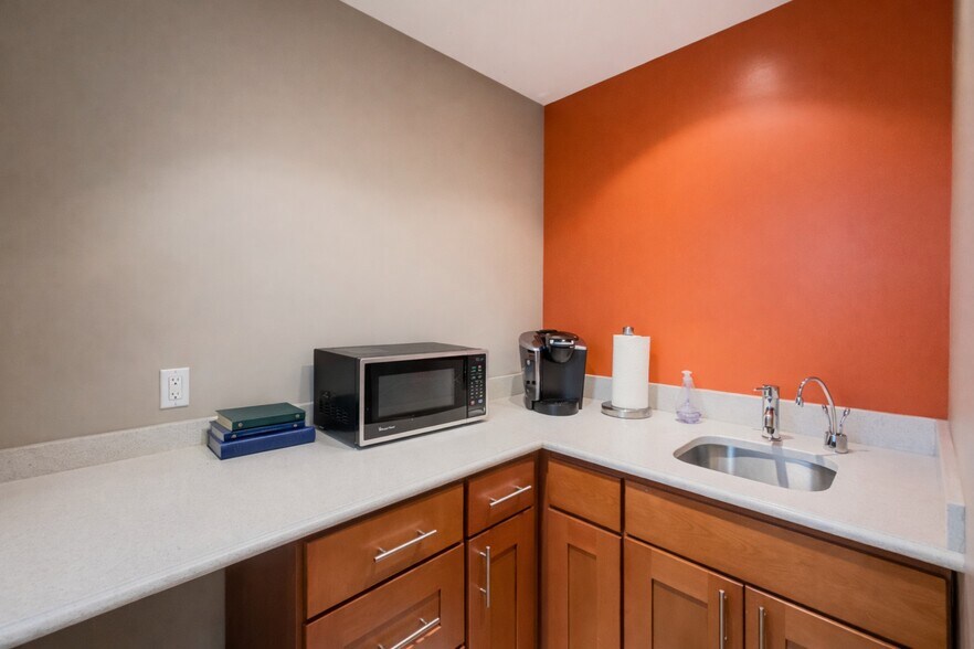 More Photos Of 14610 Rockaway Blvd, Jamaica Office For Sale
