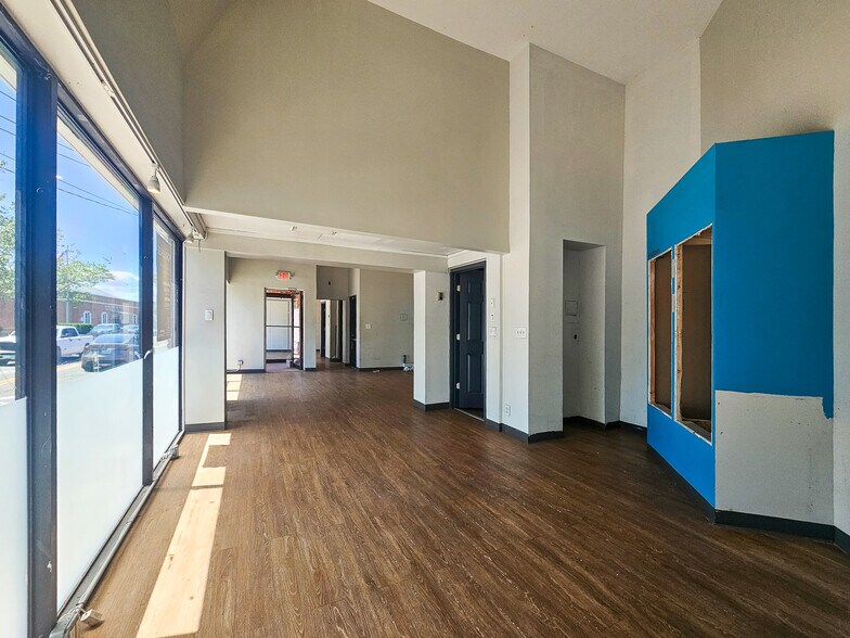 More Photos Of 2 Main St, Sag Harbor Storefront For Lease