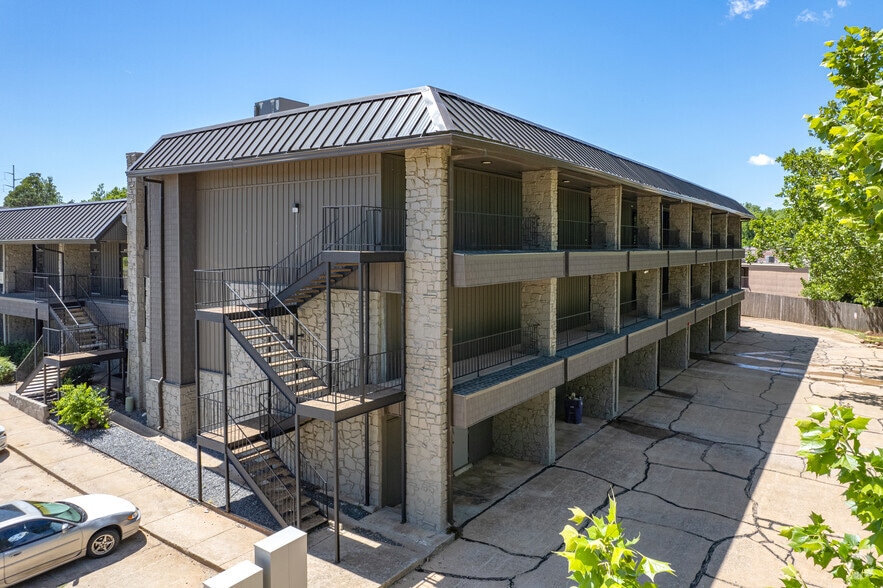 More Photos Of 7901 NE 10th St, Midwest City Office For Sale