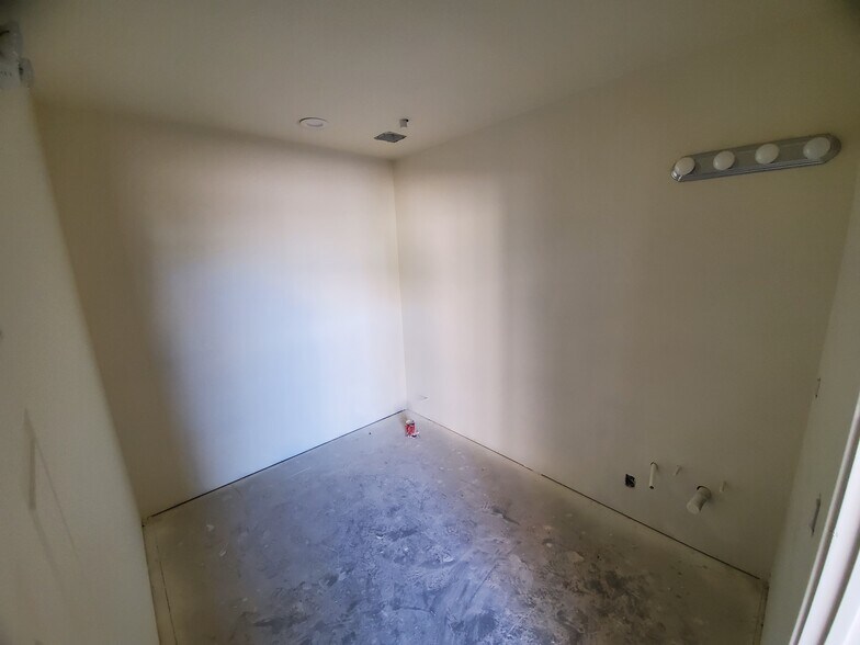 More Photos Of 3201 Oak, Phoenix General Retail For Lease