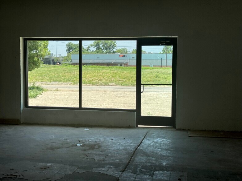 More Photos Of 1812 S Presa St, San Antonio Freestanding For Lease