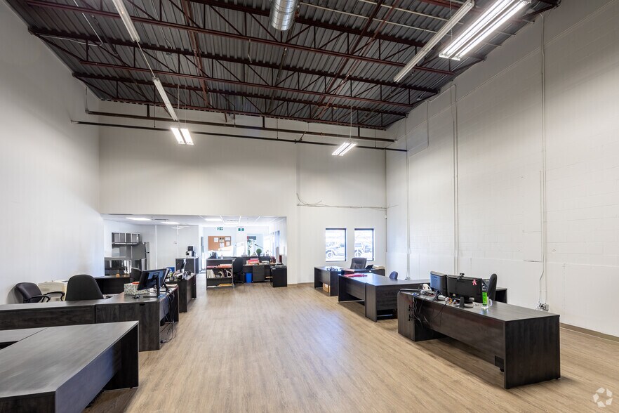 More Photos Of 350-390 Rue Mcarthur, Saint-Laurent Warehouse For Lease
