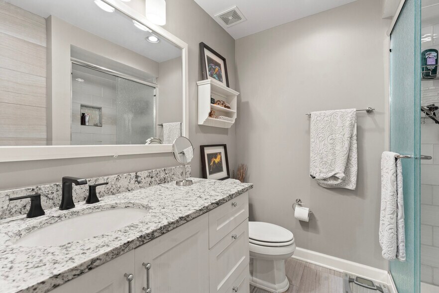 More Photos Of 4403 S Roberts Rd, Island Lake Veterinarian Kennel For Sale