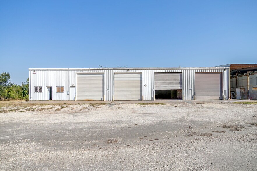 More Photos Of 3550 N Main St, Cleburne Industrial For Sale